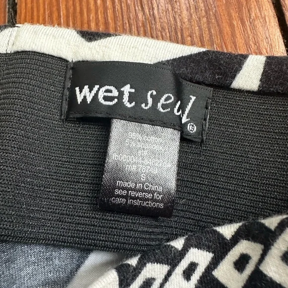 Vintage mid-2000s Wet Seal black and white geometric patterned mini wiggle skirt - Picture 5 of 6